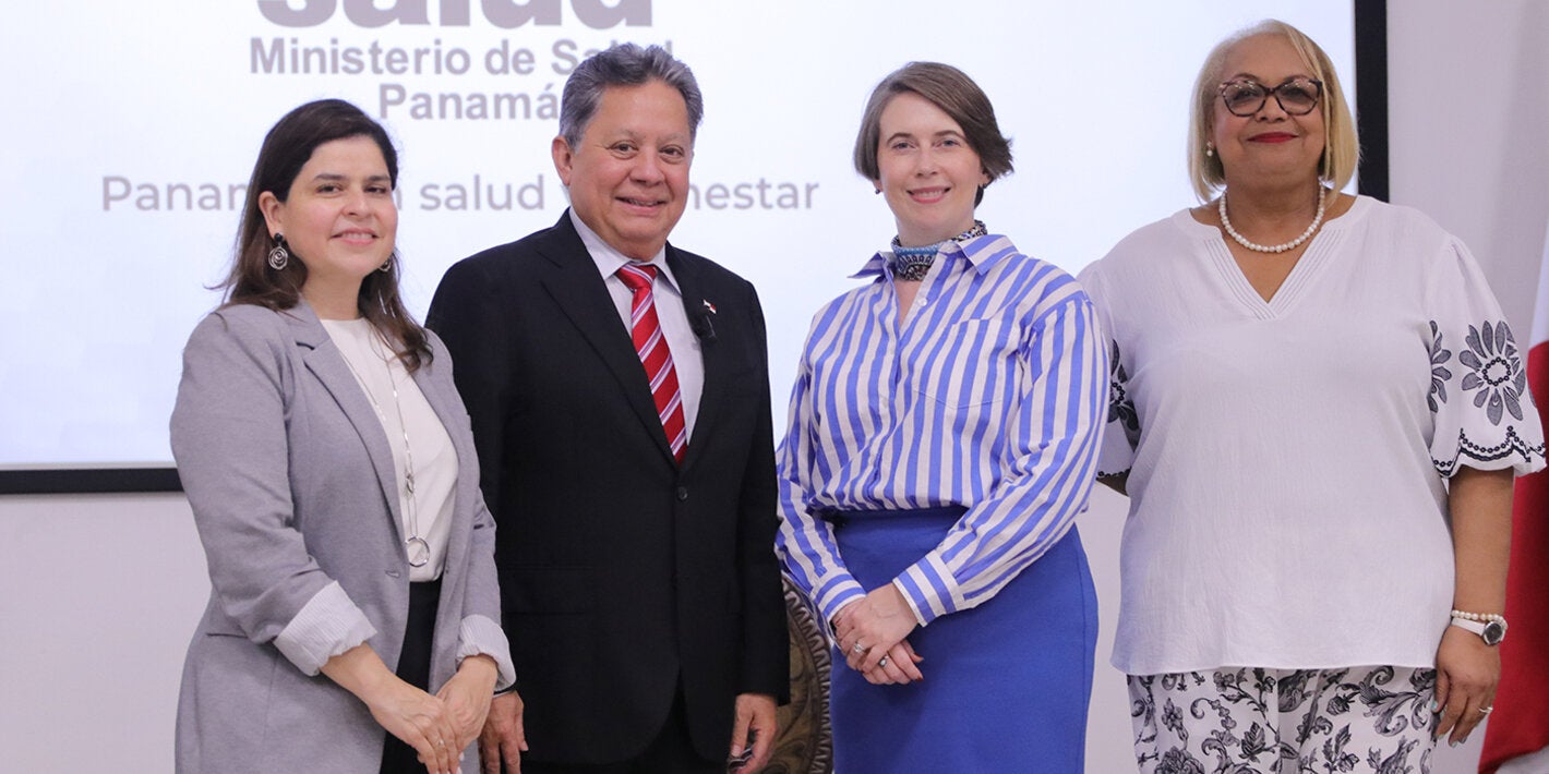 Fotografía de autoridades en Taller para el fortalecimiento de capacidades en comunicación de riesgos y participación comunitaria para enfermedades inmunoprevenibles.