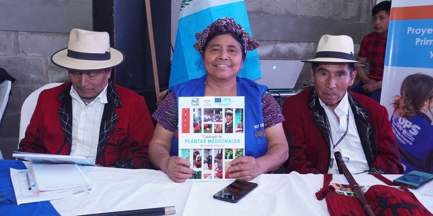 Abuela comadrona muestra el catálogo ixil