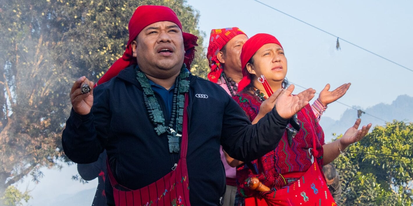 Autoridades ancestrales poqomchis celebran una ceremonia maya