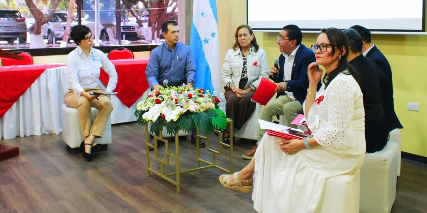 Participantes en el Foro del Día Mundial contra el VIH