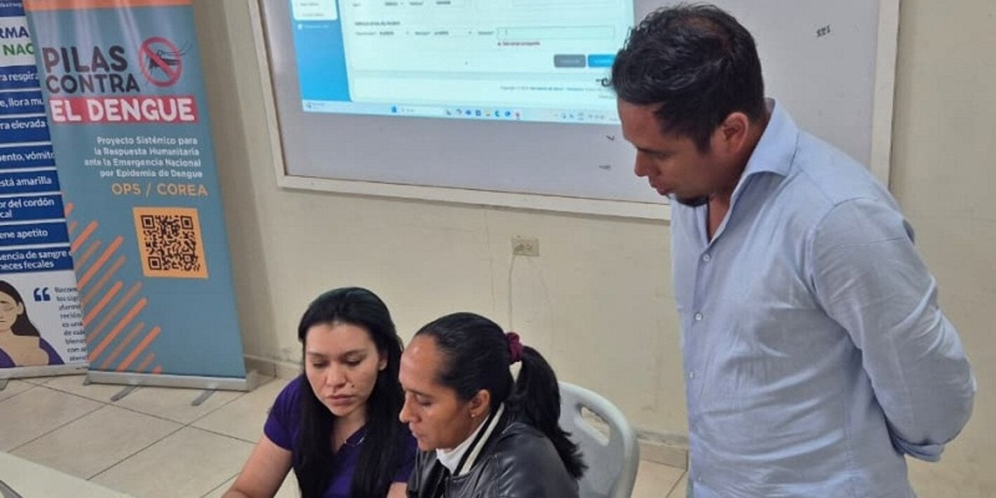 Personal de salud introduce datos en el SVS