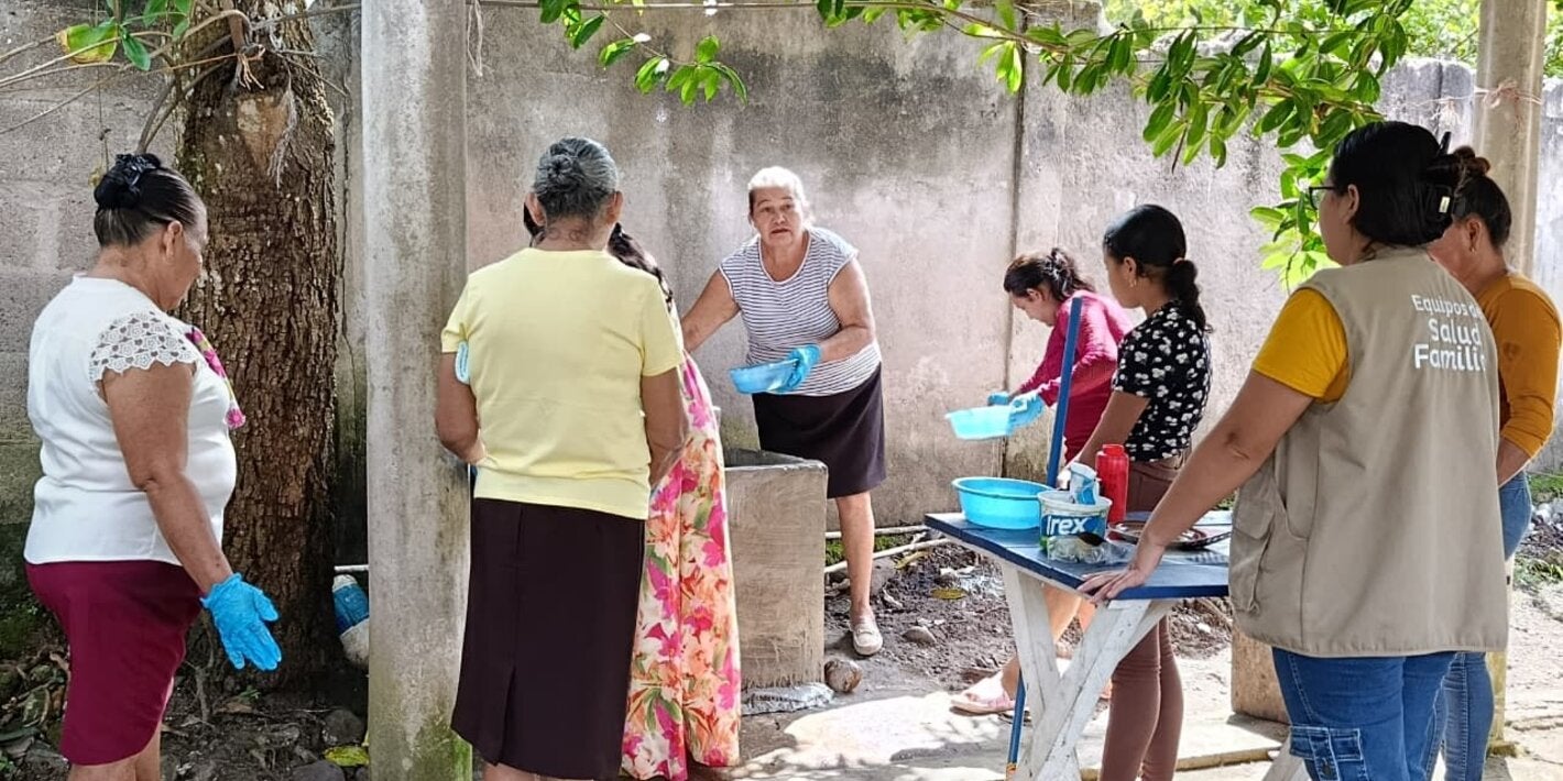 Mujeres de la comunidad eliminando criaderos de zancudos