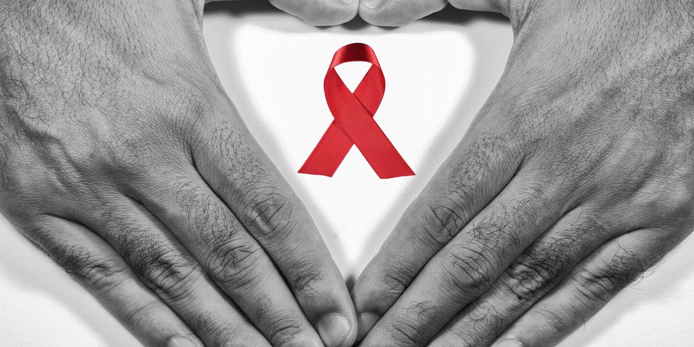 Foto ilustrativa con listón rojo