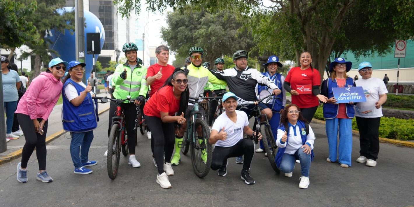 grupo de personas en activación física al aire libre