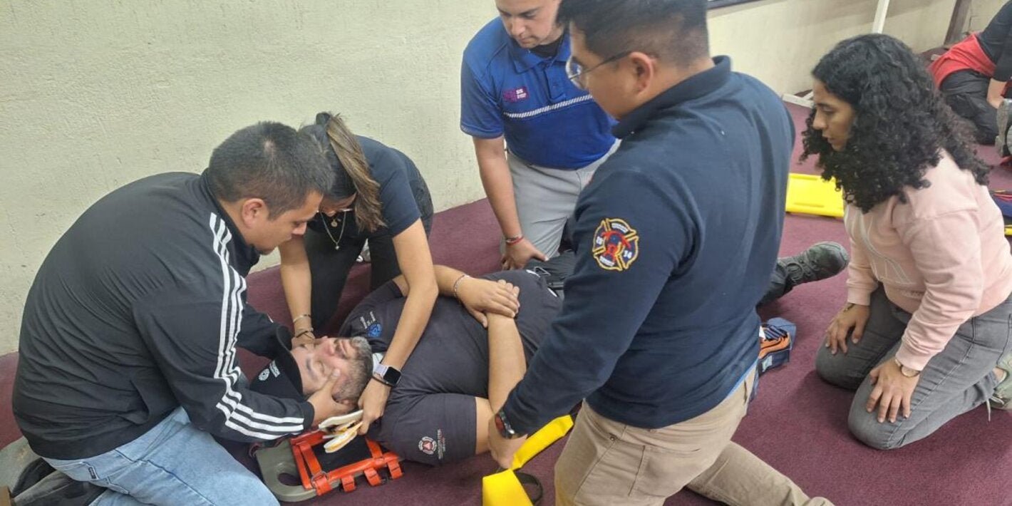 Personas atendiendo una situación de emergencia con una persona voluntaria en el curso BEC