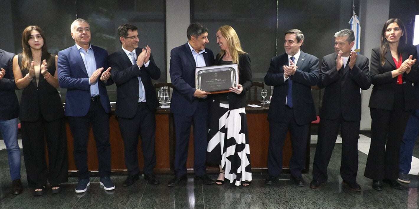 Foto de la entrega del reconocimiento