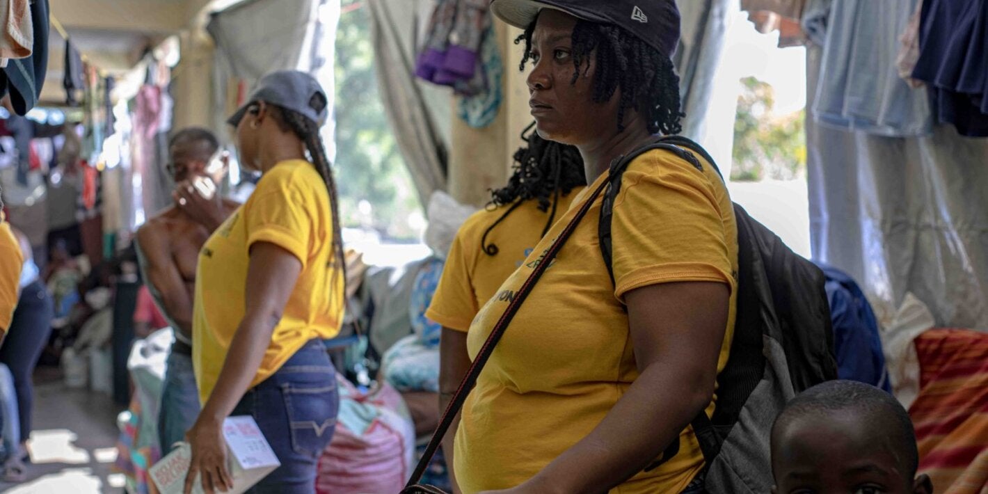 Des vaccinateurs en pleine session dans un site de déplacés 