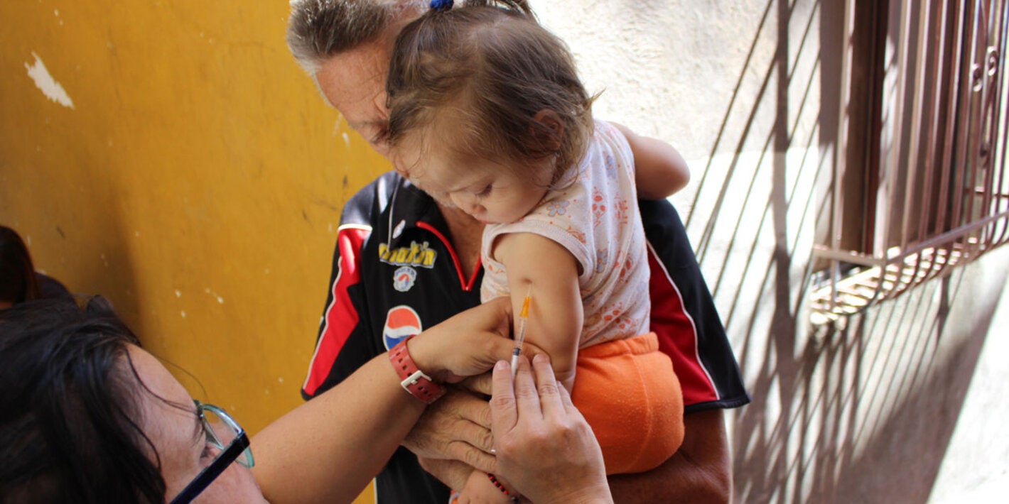 Niña recibe vacuna
