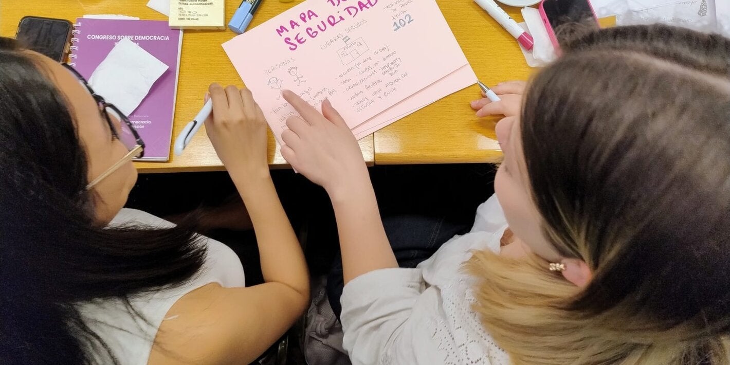jovenes sentadas en una mesa