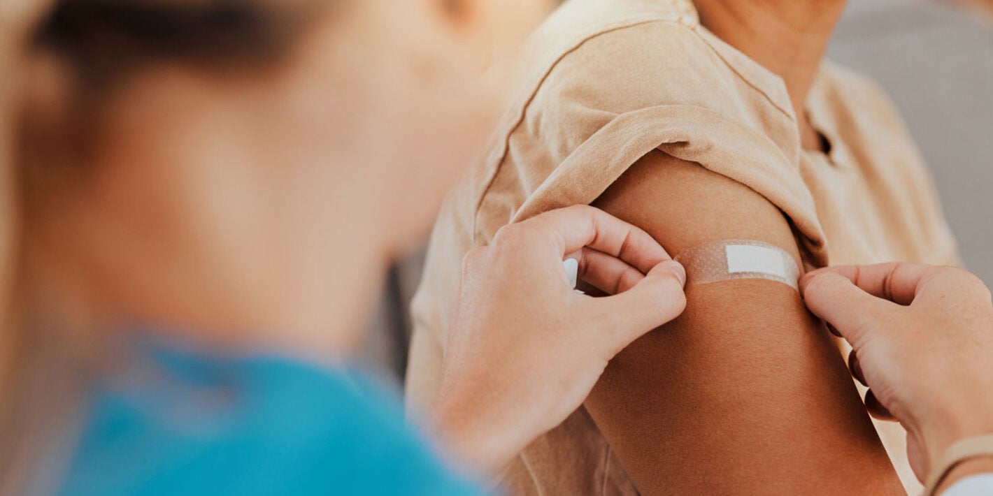 Paciente vacunada recibe curita