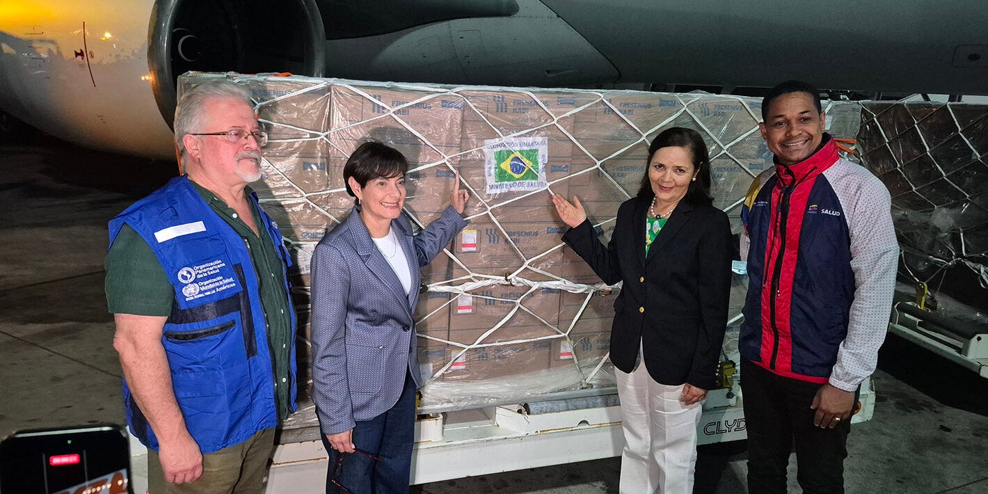 Armando De Negri, Gabriela Jiménez, Elivania Maria de Oliveira y Jesús Osteicochea reciben los insumos para pacientes renales en el aeropuerto de Maiquetía