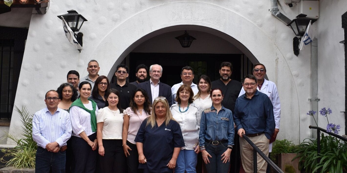 Foto grupal en la entrada de la sede del INCUCAI