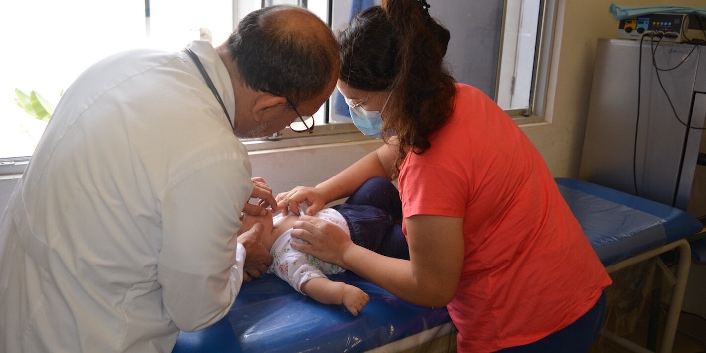 Médico atiende a paciente pediátrico