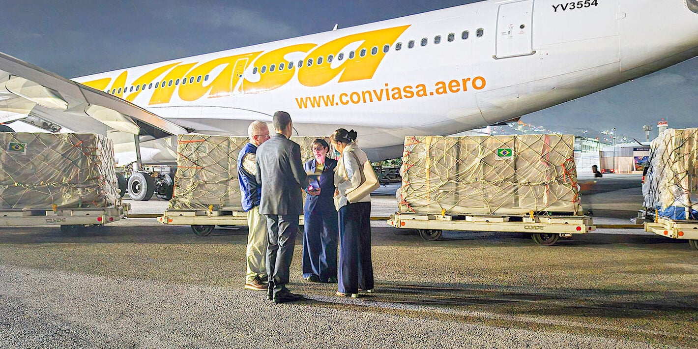 La vicepresidenta sectorial Gabriela Jiménez recibe los insumos para pacientes renales junto al Representante de la OPS en Venezuela, Armando De Negri Filho, y la embajadora de Brasil en el país, Elivania de Oliveira