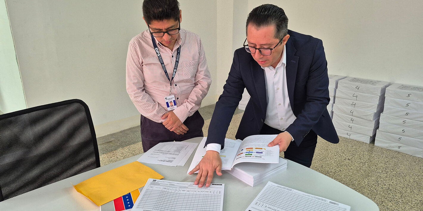 César García, asesor internacional de Enfermedades no Transmisibles de la OPS en Venezuela, junto a Ever Gutiérrez, director técnico nacional del Instituto Nacional de Nutrición
