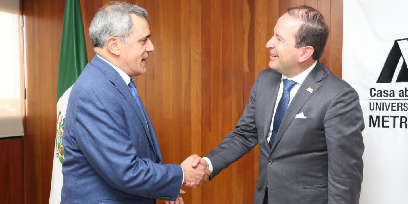 Saludo entre el representante de la OPS/OMS en México y el rector de la UAM