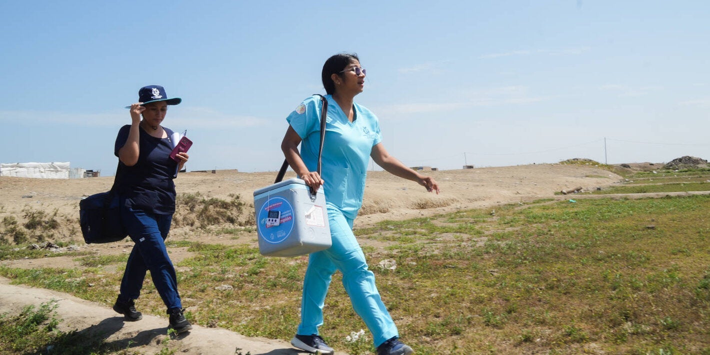 mujer caminando en campo
