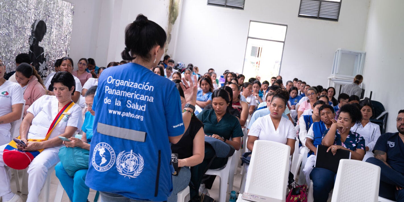 Personas en capacitacion de fiebre amarilla