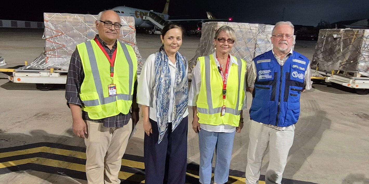 Carlos Alvarado, presidente del IVSS, la embajadora de Brasil en Venezuela Glivania de Oliveira, la ministra de Salud Nuramy Gutiérrez y el representante de la OPS en Venezuela en el aeropuerto recibiendo cuarto lote de insumos para pacientes renales donados por Brasil
