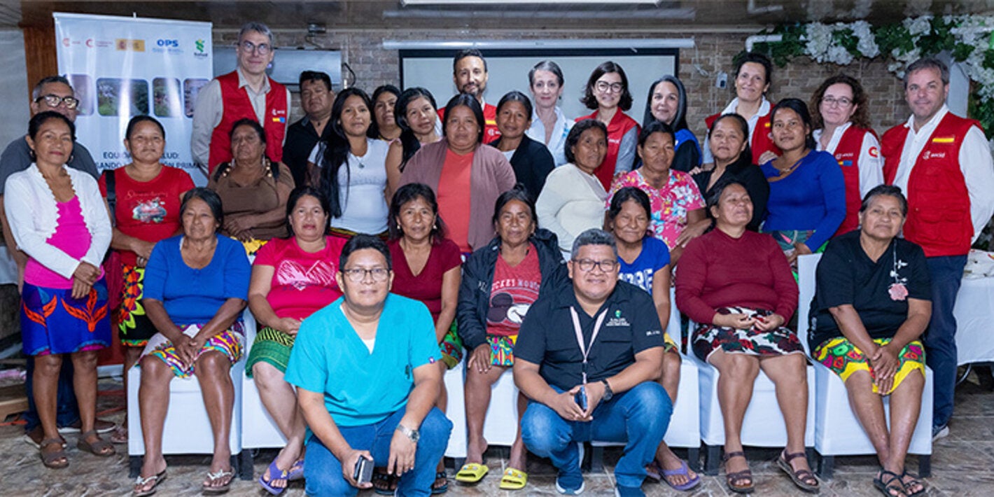 Fotografía grupal de participantes de la apertura de la capacitación de parteras tradicionales en tecnologías sanitarias