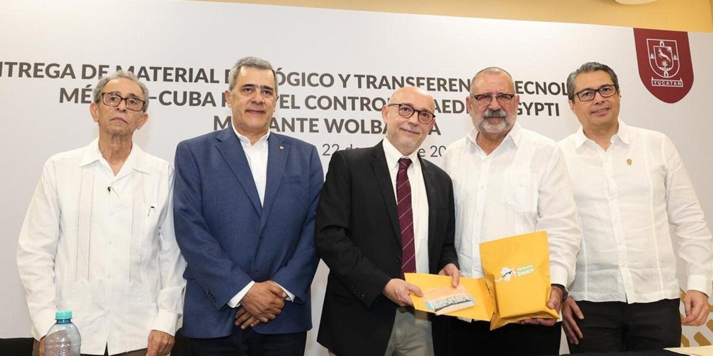 Autoridades en el acto protocolario de transferencia tecnológica para el control del mosquito Aedes aegypti 