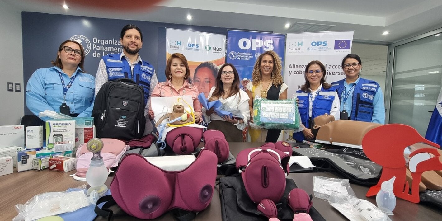 Entrega donación a autoridades