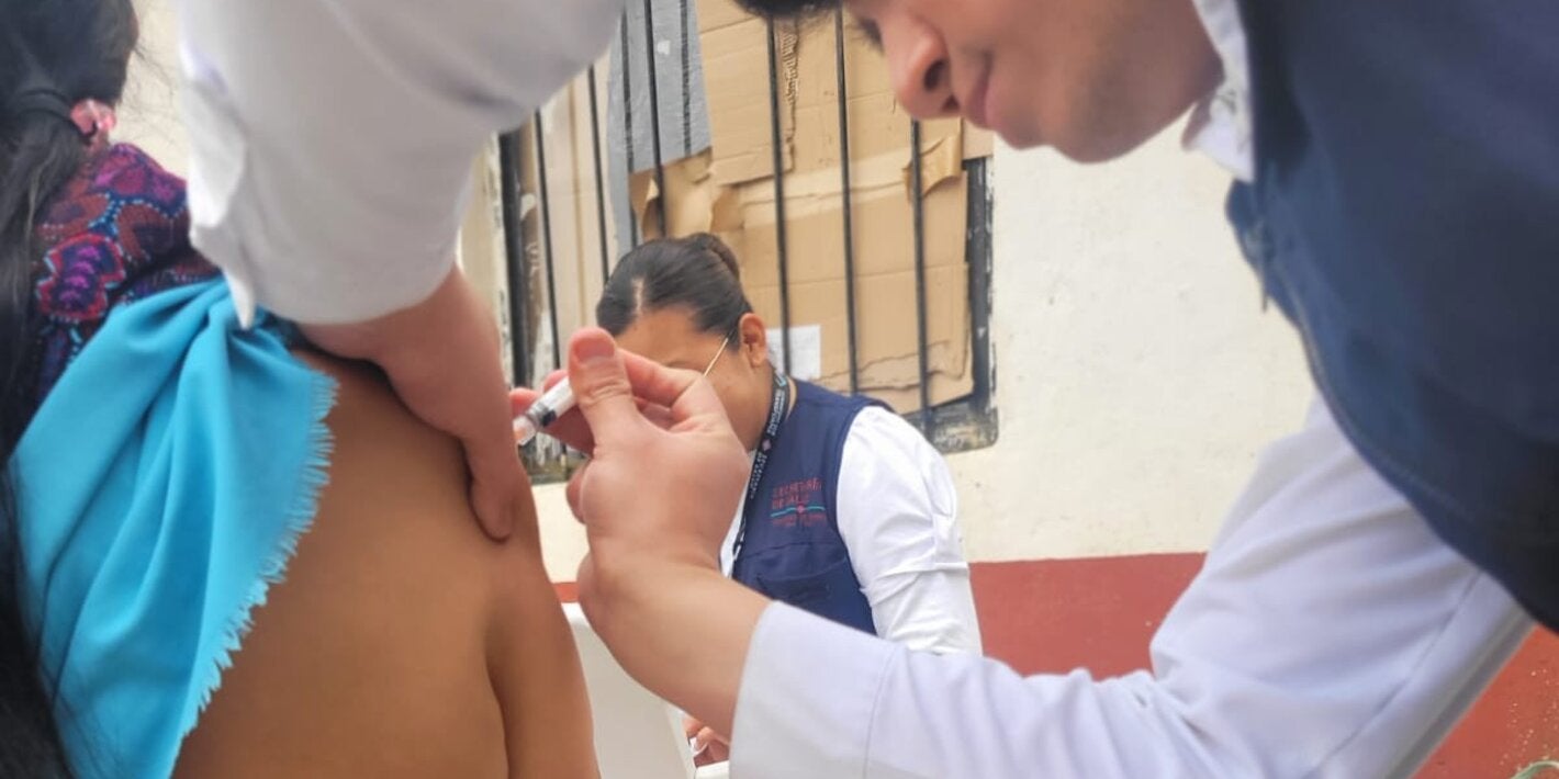 Personal de salud vacuna a mujer indígena en Chiapas