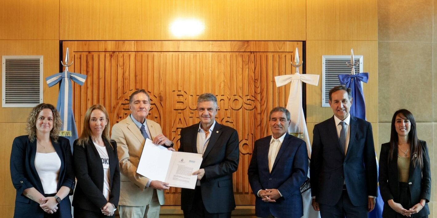 Foto de la firma del acuerdo