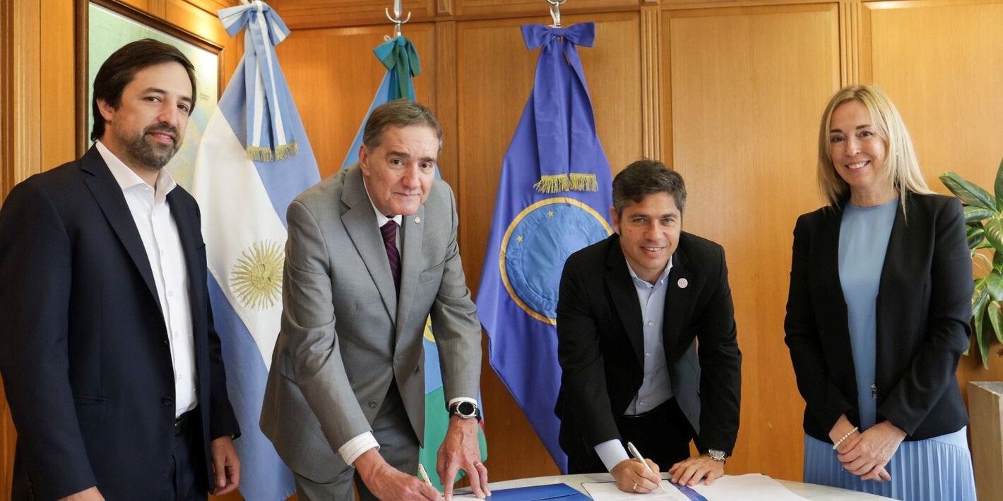 Foto de la firma del acuerdo