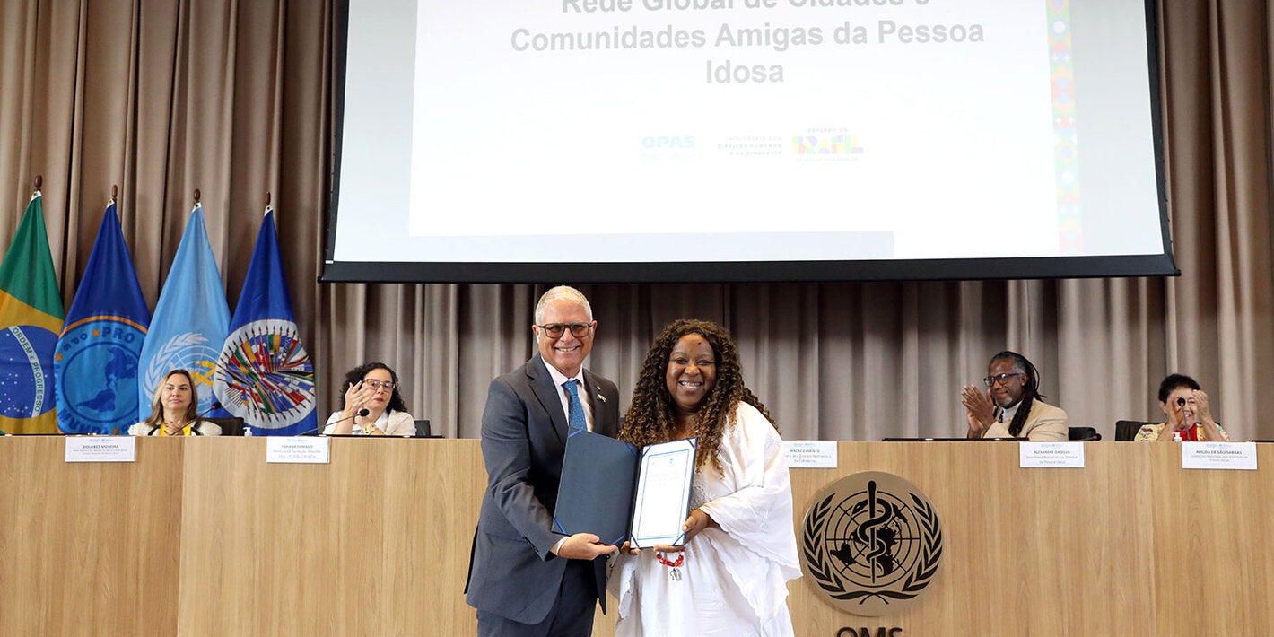 Representante da OPAS entrega certificado para ministra dos Direitos Humanos e Cidadania