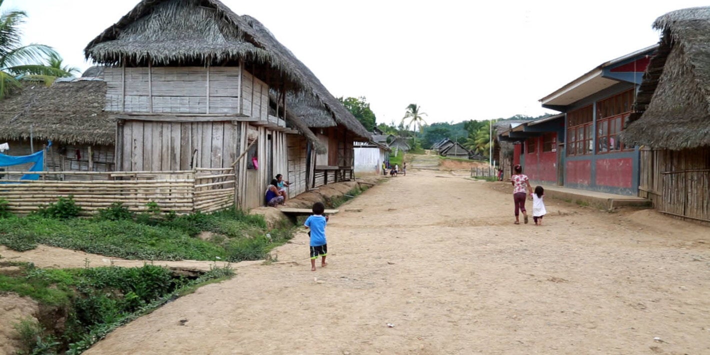 niños jugando en pueblo con calles de tierra