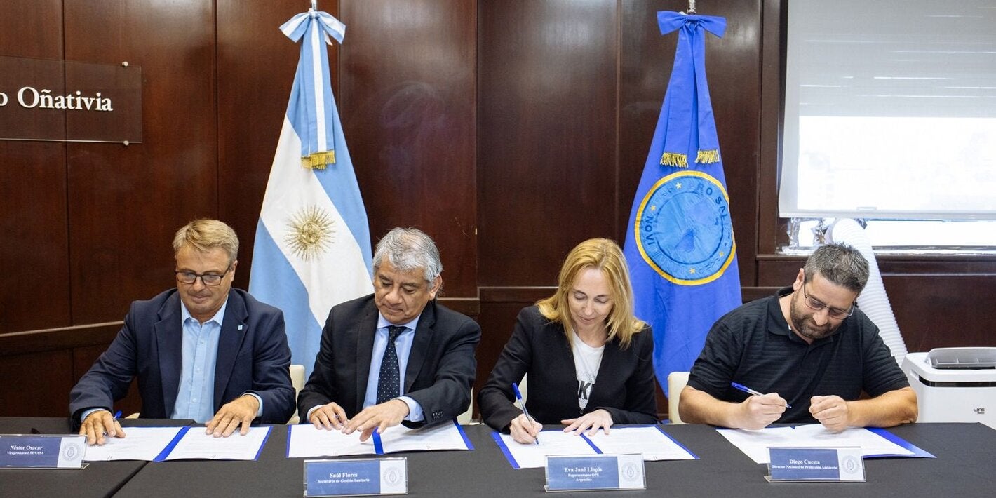 foto de la firma de acta compromiso