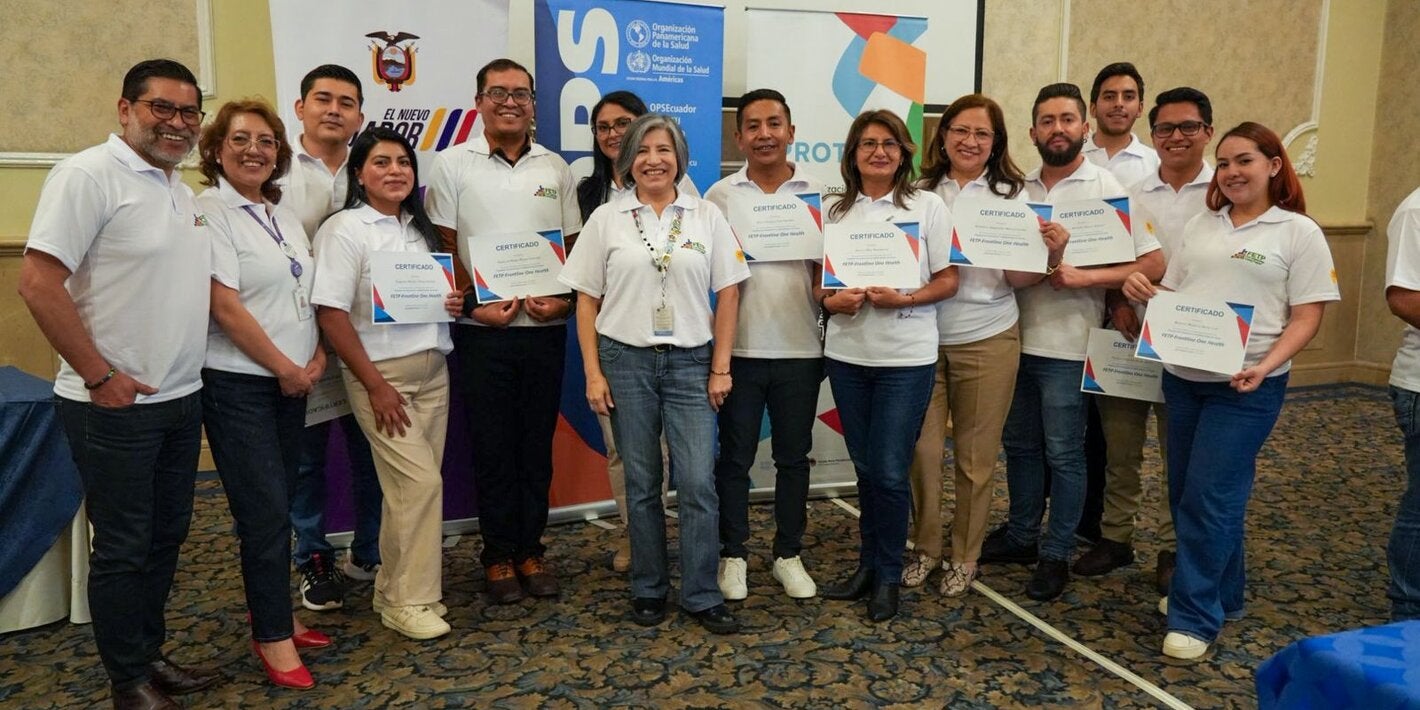 Nuevos epidemiólogos de campo reciben sus certificados tras aprobar el Programa de Entrenamiento en Epidemiología de Campo de Primera Línea 