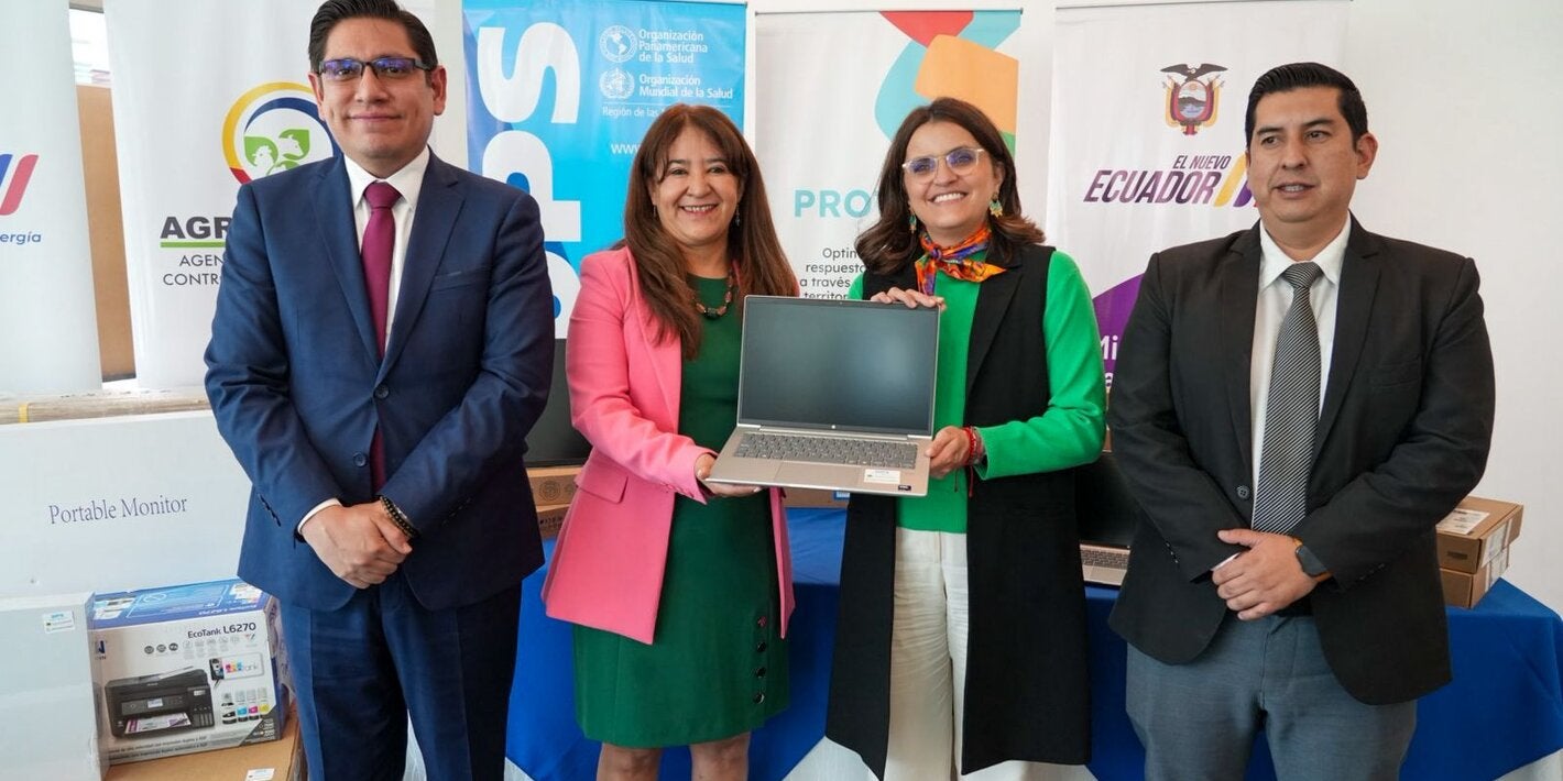 Sonia Quezada, representante de OPS/OMS en Ecuador hace entrega de equipos electrónicos a la vicepresidenta de la República, María José Pinto; y representantes de otras entidades del Estado