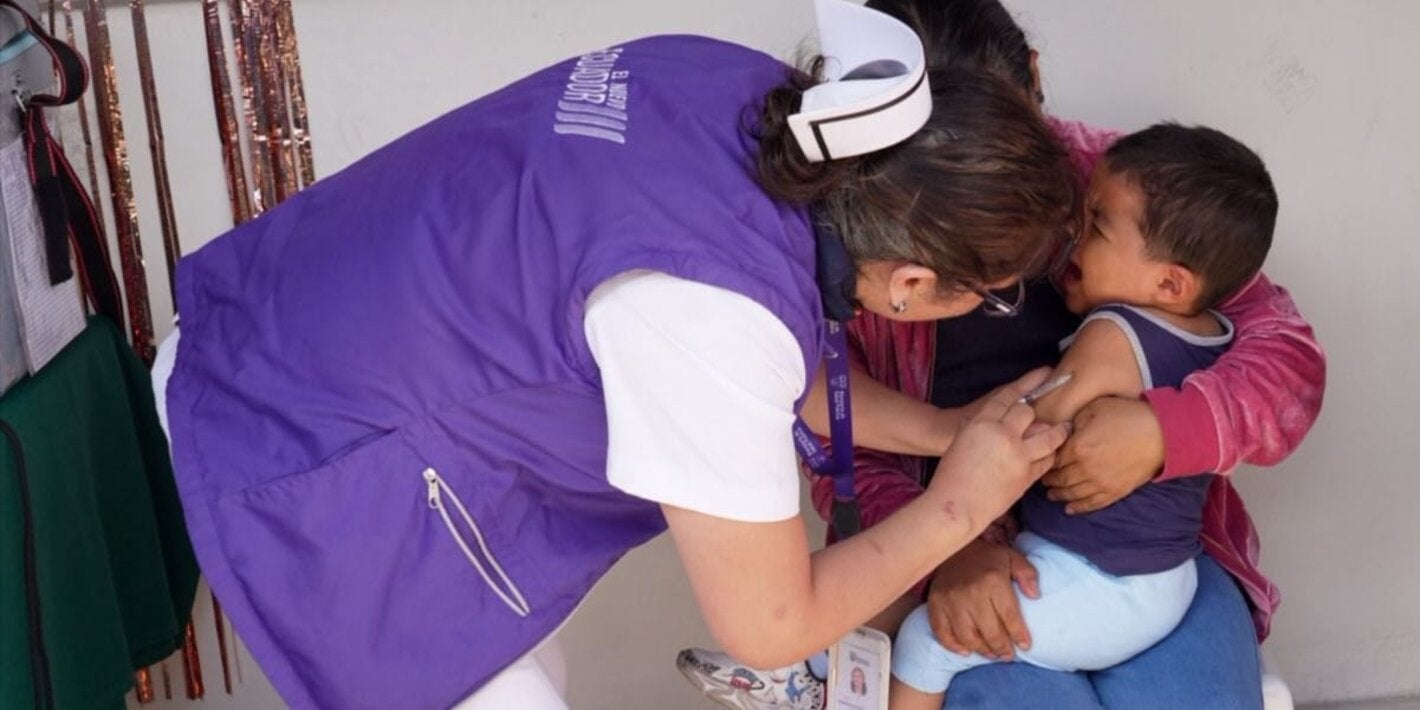 Enfermera vacuna a niño durante inicio de campaña contra el sarampión