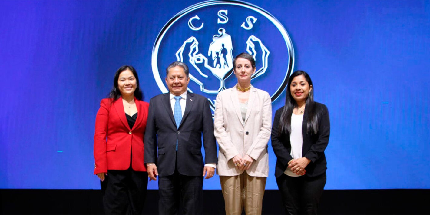 Fotografía protocolar con la participación de las autoridades presentes durante el acto de apertura de la sesión estratégica orientada a asegurar el abastecimiento continuo de hemocomponentes en Panamá.