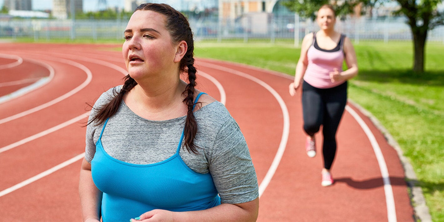 Fotografía ilustrativa que muestra a dos personas realizando actividad física