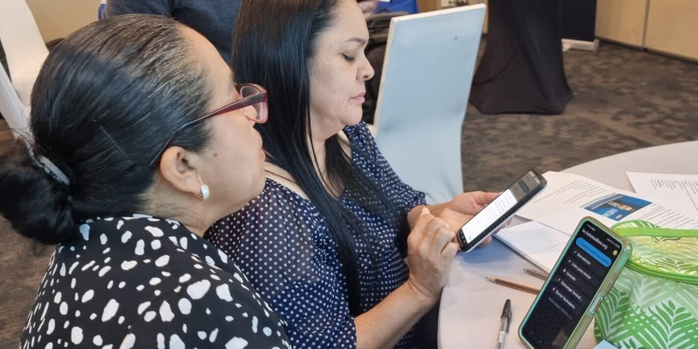 Usuarias instalan el aplicativo para la escucha social