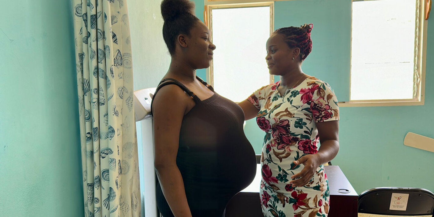 Mujer embarazada en chequeo médico