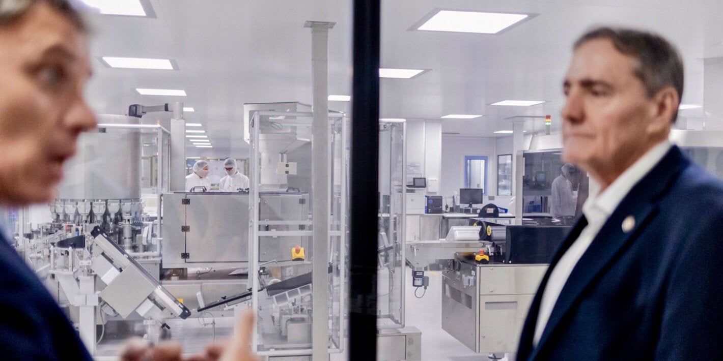 Director de OPS visita planta que produce vacunas