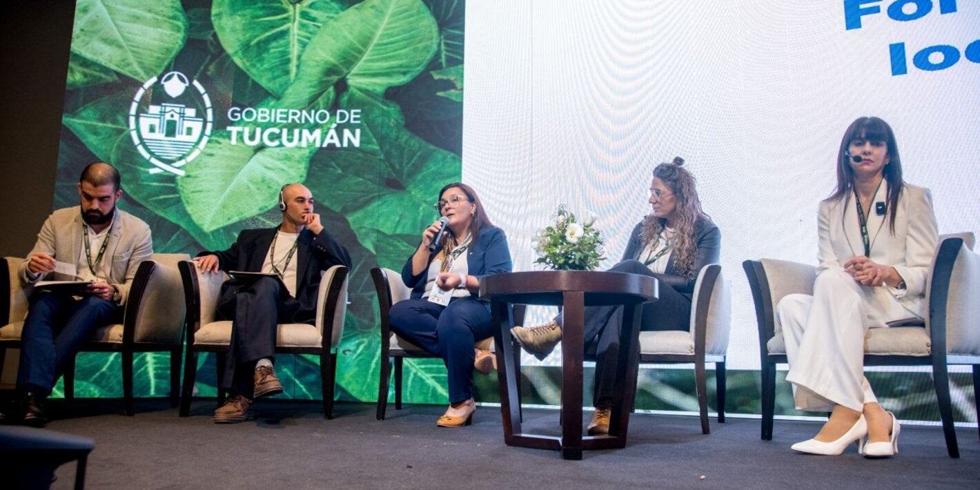 Panel de profesionales disertando en asamblea