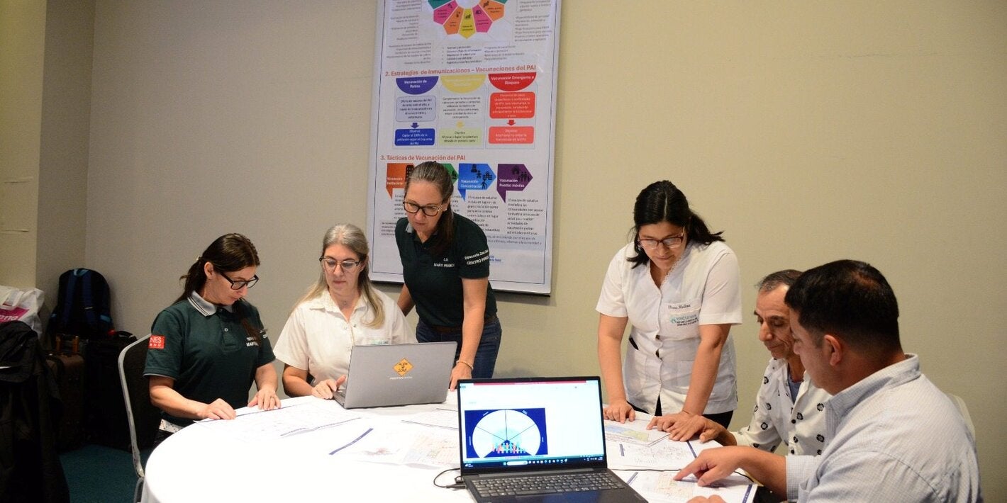 Foto de participantes trabajando