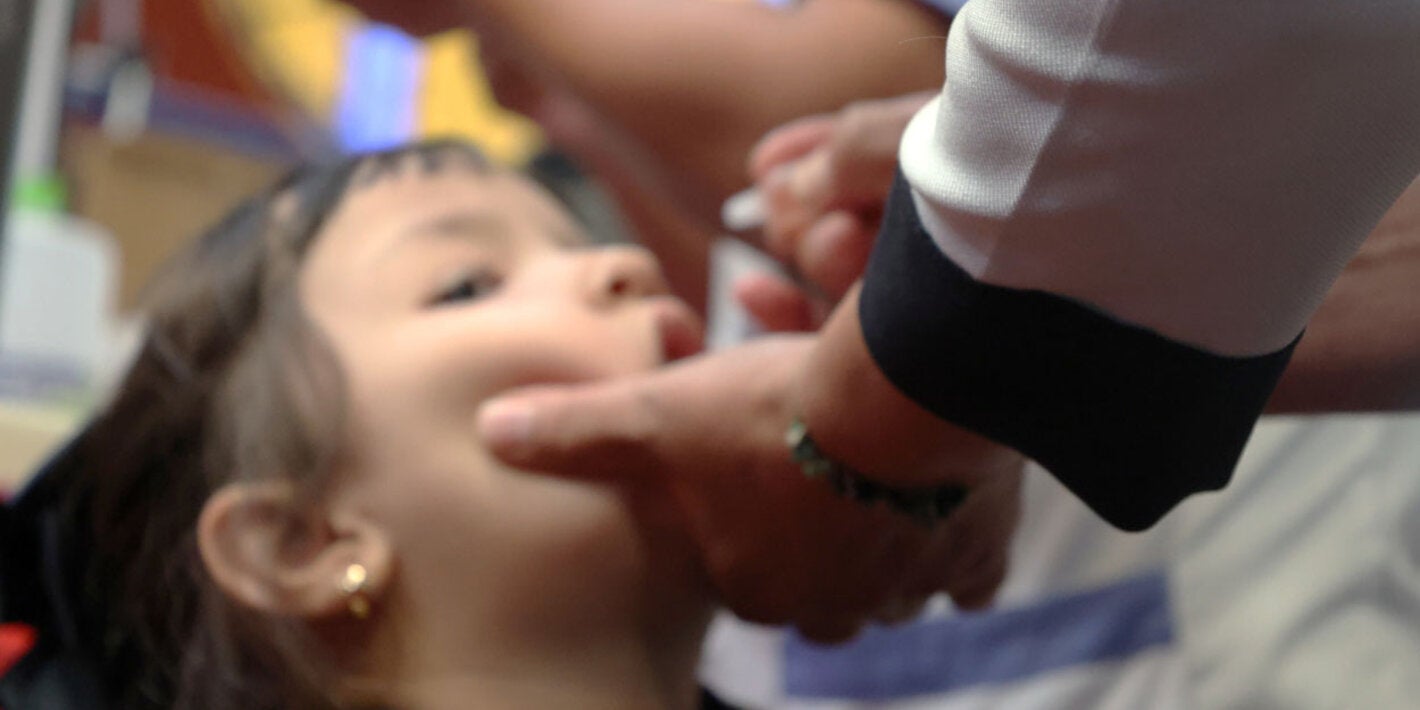 Niño recibe vacuna