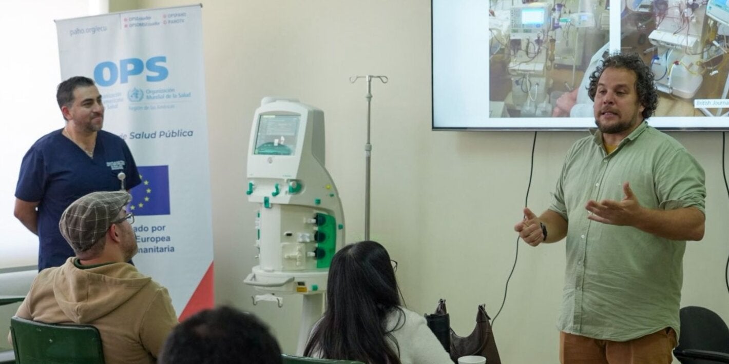 Especialista internacional comparte conocimientos con personal de salud de cuidados intensivos del Hospital Vicente Corral Moscoso (Cuenca)