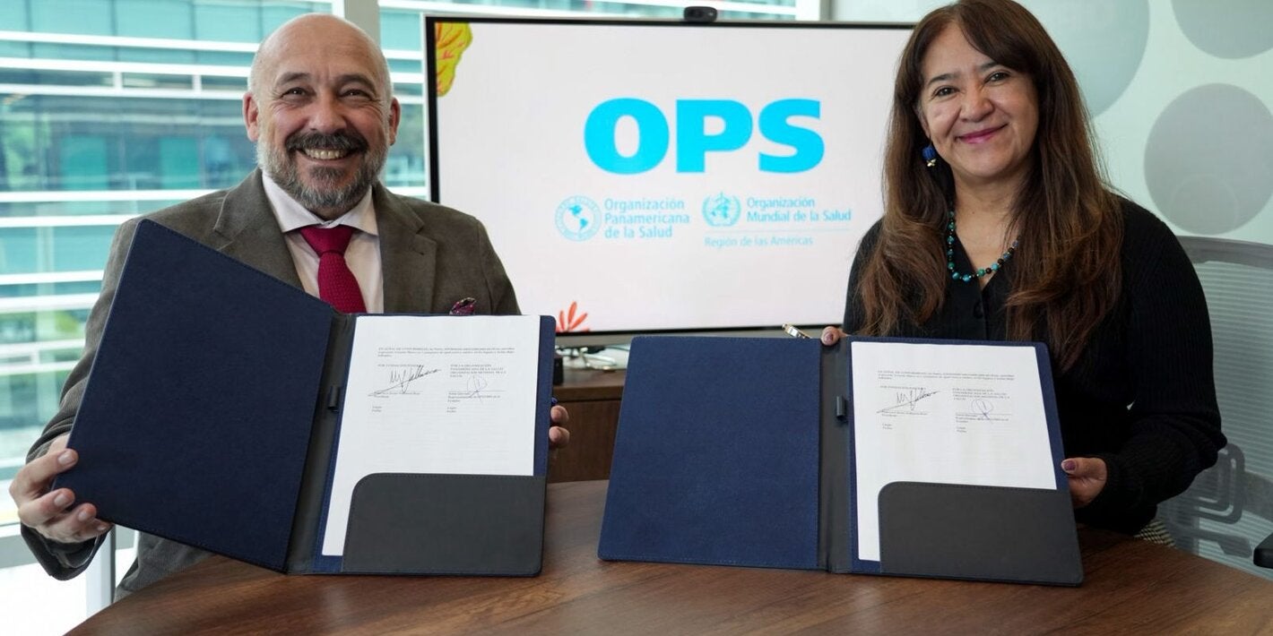Sonia Quezada, representante de OPS/OMS en Ecuador y Javier Valbuena, presidente de la Fundación Pondera Global, suscribieron el acuerdo de cooperación técnica.