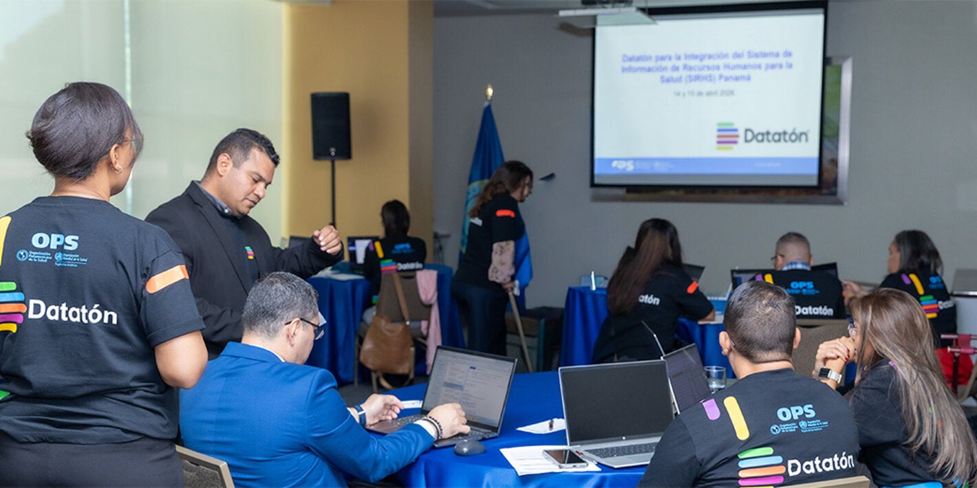 Fotografía de la mesa de trabajo durante el Datatón en Panamá