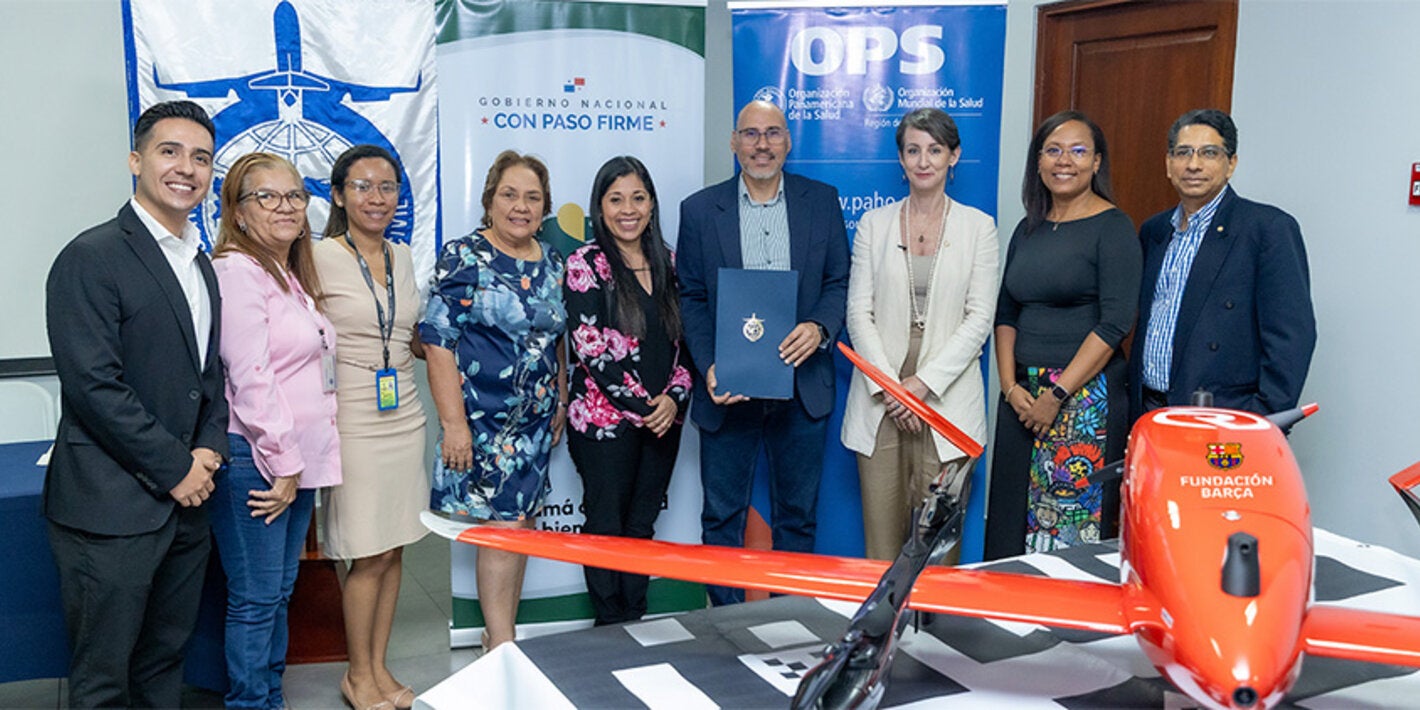 Fotografía grupal de autoridades participes del proyecto de drones sanitarios OPS-MINSA.