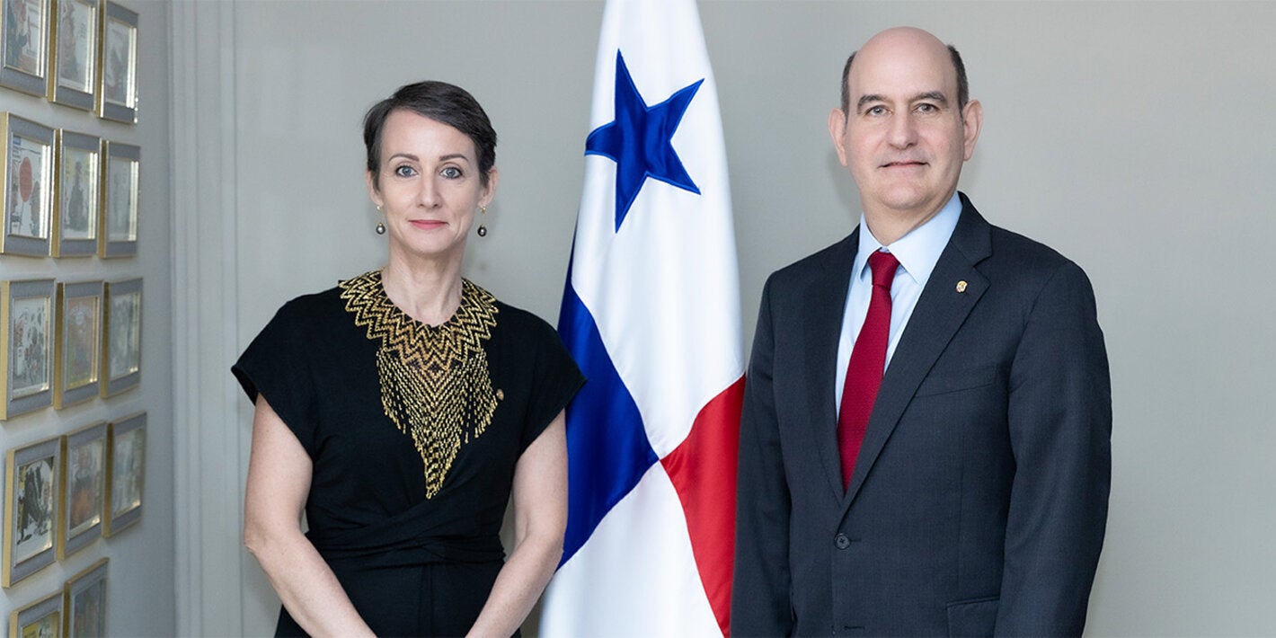 Fotografía protocolar, durante la visita de la Dra. Ana Rivière Cinnamond, representante de la OPS/OMS en Panamá a SE Felipe Chapman