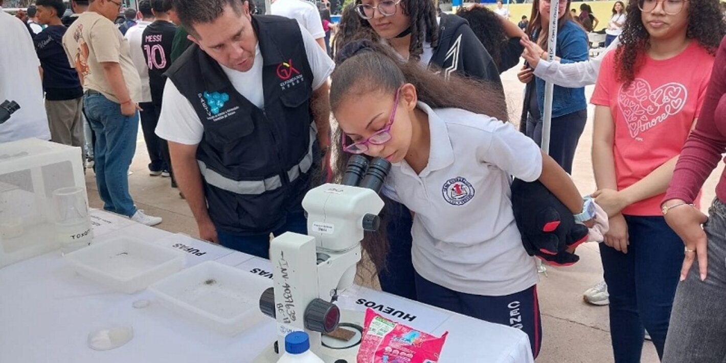 Niña recibe capacitación sobre dengue y mosquitos