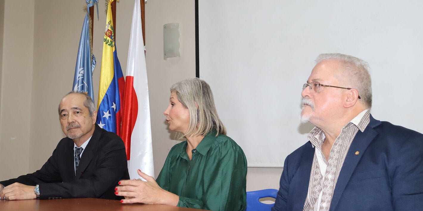 El embajador de Japón en Venezuela, Yasushi Sato, la vicerrectora académica de la UCV Fátima Garcés y el representante de la OPS en Venezuela, Armando De Negri Filho